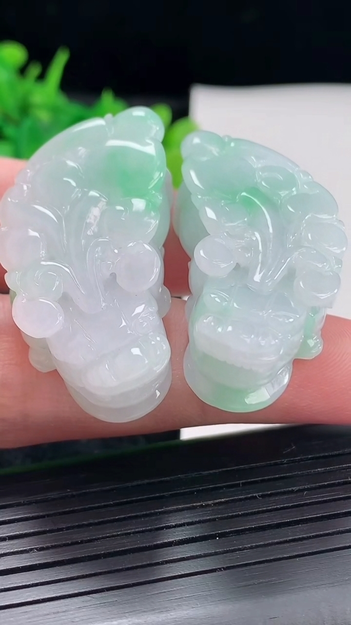 天然A货翡翠貔貅吊坠一对，尺寸41-19-12重量:42.78g
4月21日