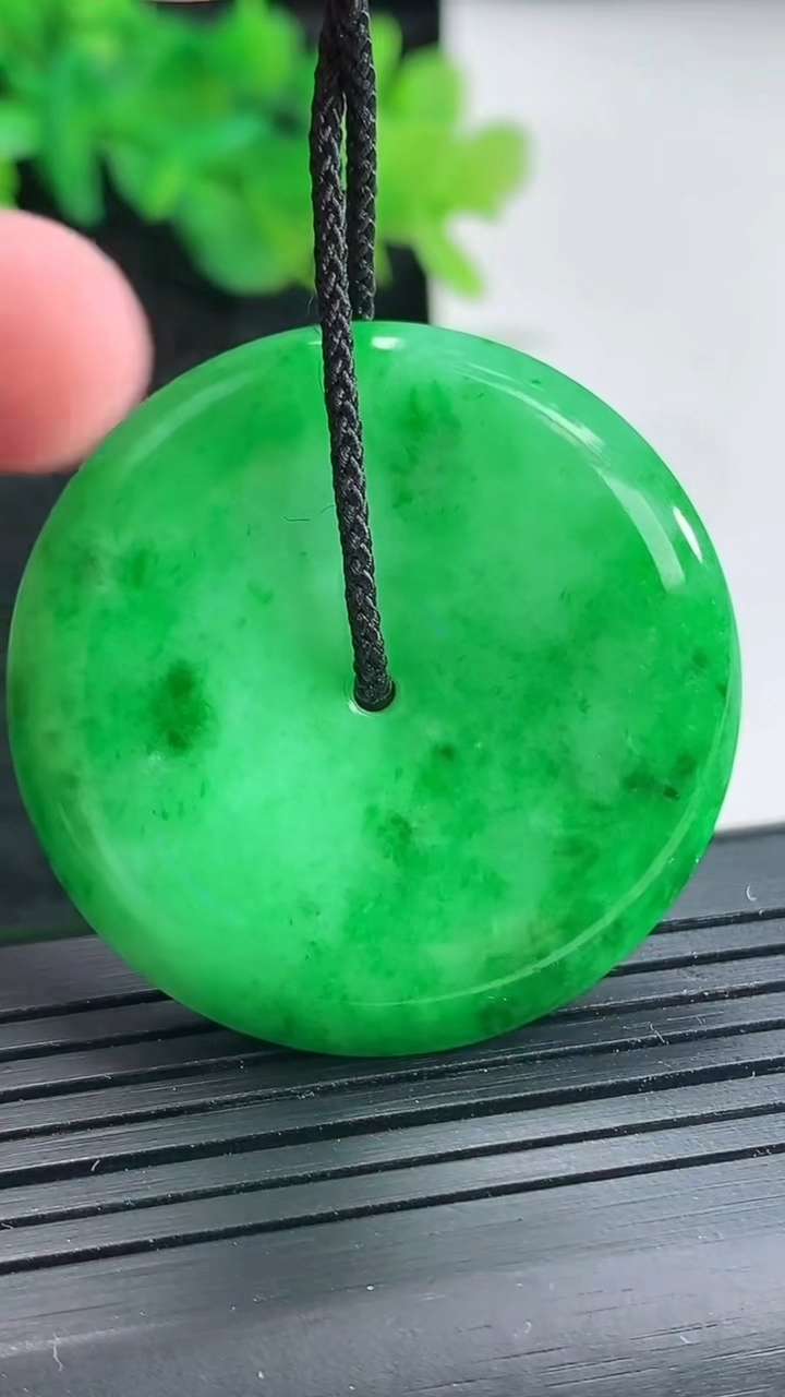 天然A货翡翠平安扣吊坠，尺寸37-6重量:17.82g
4月21日