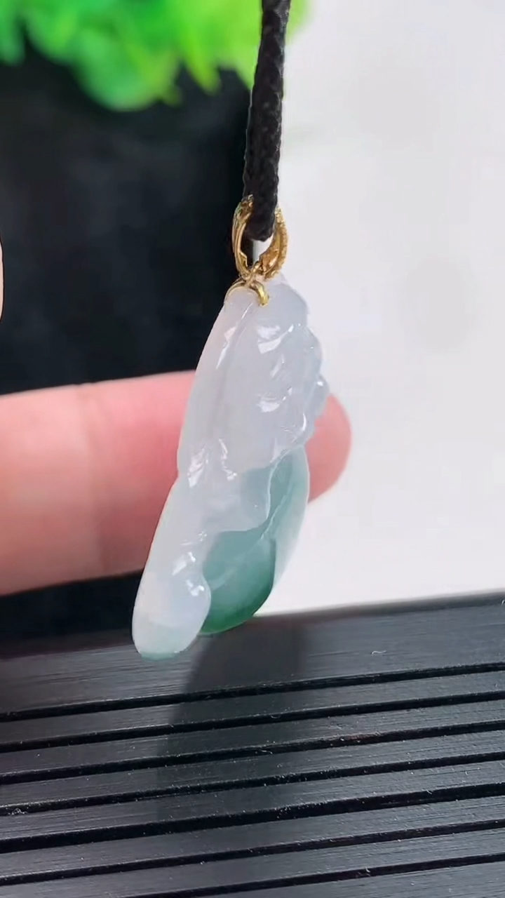 天然A货翡翠种飘花佛公吊坠，尺寸26-29.5-5.5重量:6.27g
4月21日