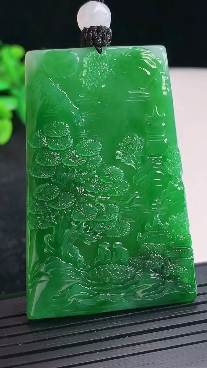 天然A货翡翠山水牌吊坠，尺寸59-39-6重量:40.00g
4月21日