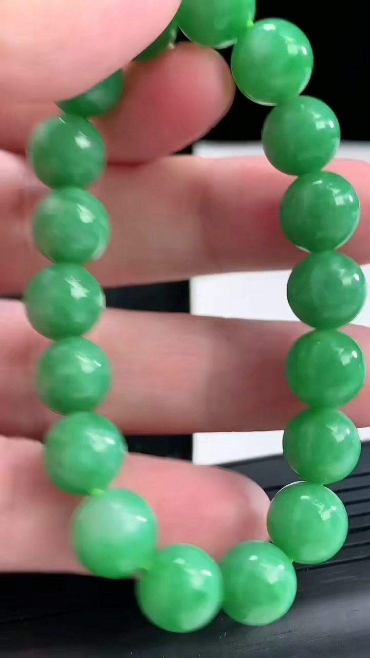 天然A货翡翠圆珠手串，尺寸10-18颗重量:30.58g4月21日
工厂直销收藏佳品,种好水足，色泽均匀，有种有色，上手高大气！