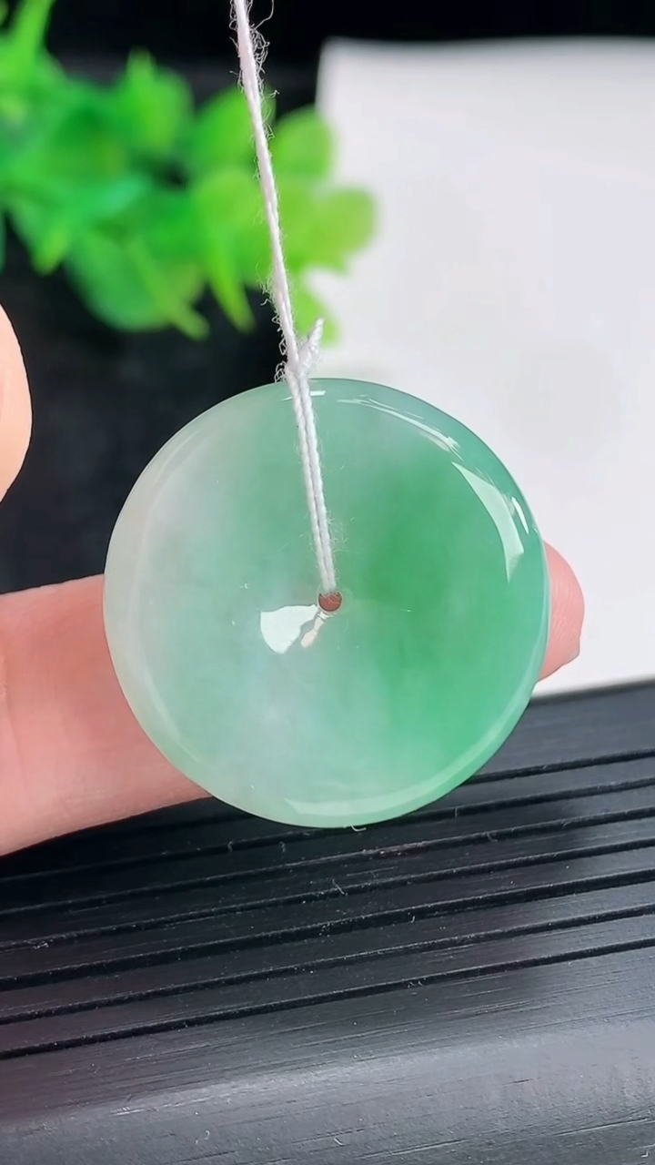 天然A货翡翠平安扣吊坠，尺寸25.5-5.5重量:8.15g
4月21日