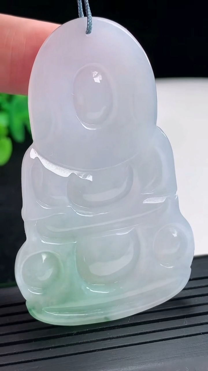 天然A货翡翠正装观音吊坠，尺寸63.5-40-5.8重量:26.52g
4月21日