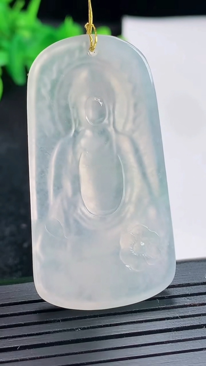 天然A货翡翠观音菩萨吊坠，尺寸50-26.5-5.6重量:16.65g
4月21日
