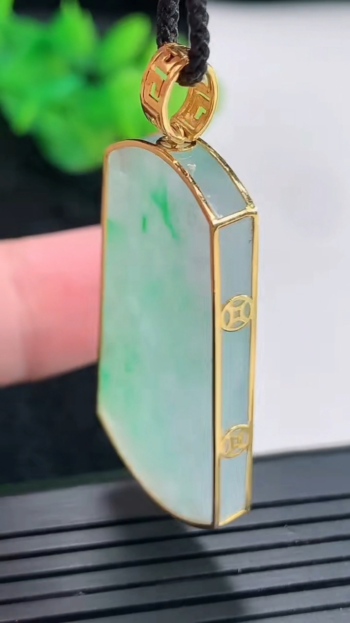 天然A货翡翠无事牌吊坠，尺寸45-20.5-4，裸石37-20重量:9.32g
4月21日