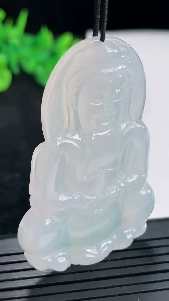 天然A货翡翠正装观音吊坠，尺寸55.5-36-5.2重量:18.97g
4月21日