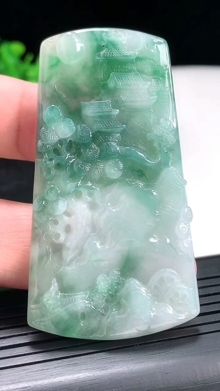 天然A货翡翠牌吊坠，尺寸64-35.5-5重量:25.24g
4月21日