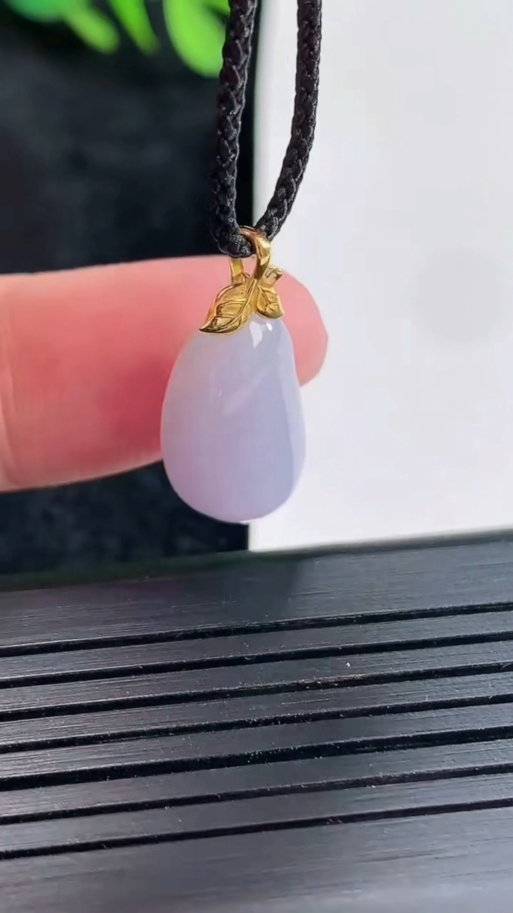 天然A货翡翠18k金紫罗兰福瓜吊坠，尺寸20-10-5.2重量:2.12g
4月21日