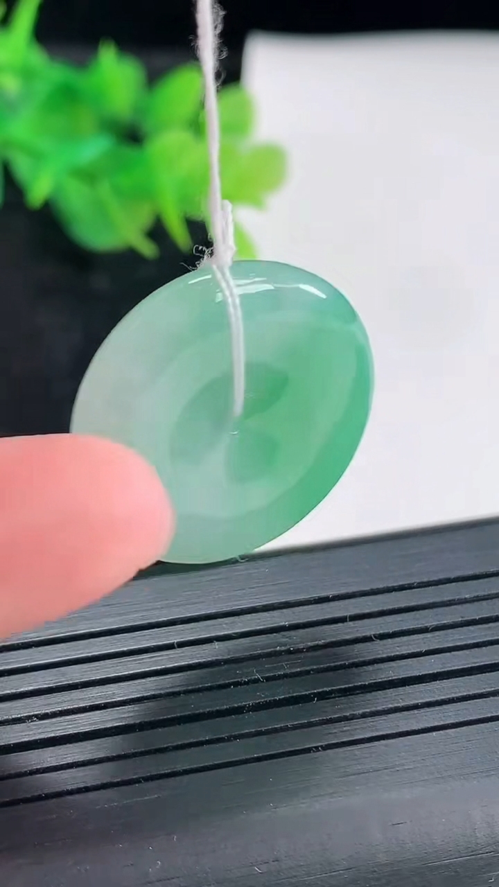 天然A货翡翠平安扣吊坠，尺寸25.5-5.5重量:8.15g
4月21日