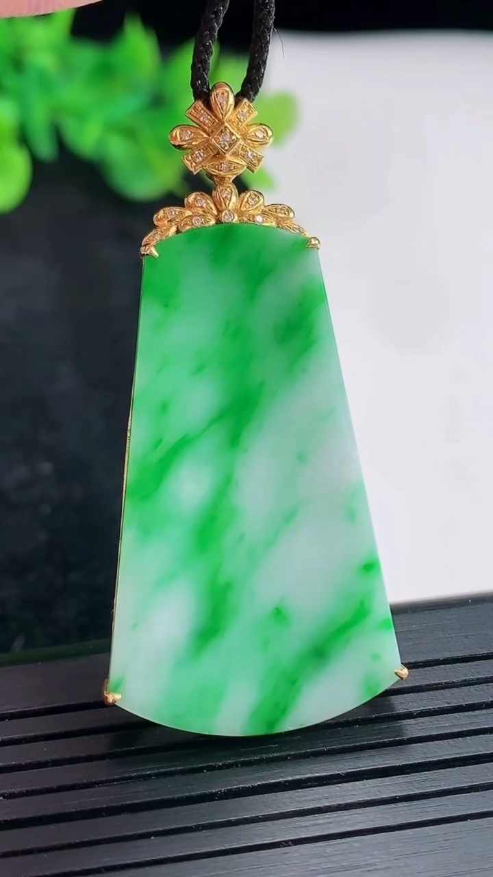 天然A货翡翠无事牌吊坠，尺寸52-24-5.8，裸石40-24重量:8.93g
4月21日