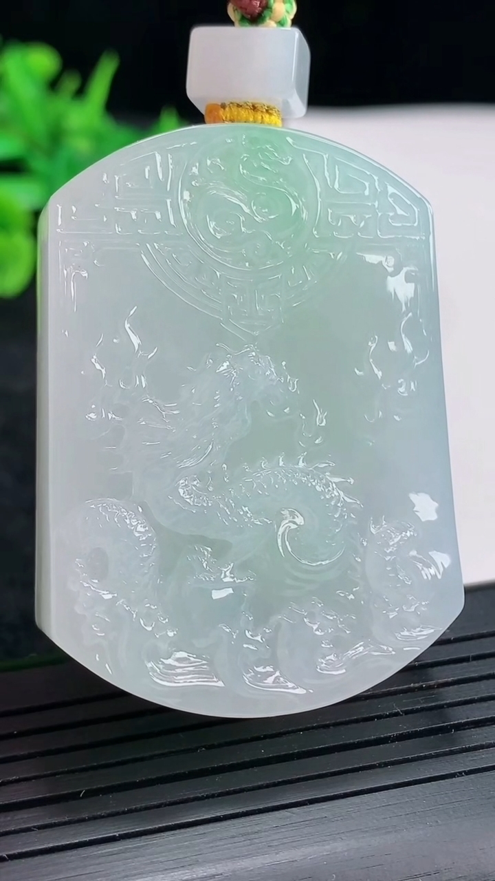 天然A货翡翠龙牌吊坠，尺寸50-36-12.5重量:65.51g
4月21日