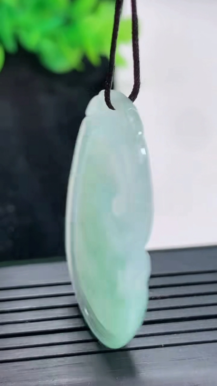 天然A货翡翠如意吊坠，尺寸40.5-24.5-5.2重量:9.77g
4月21日