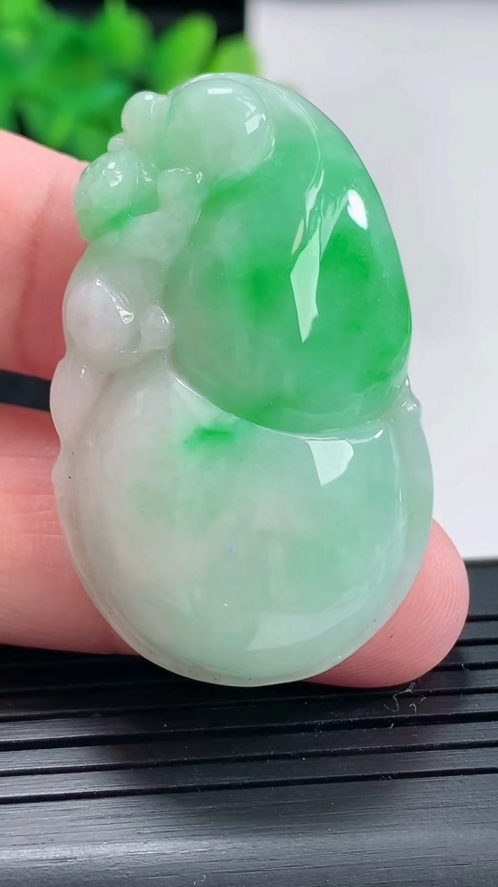 天然A货翡翠葫芦吊坠，尺寸44-27-10重量:19.94g
4月21日