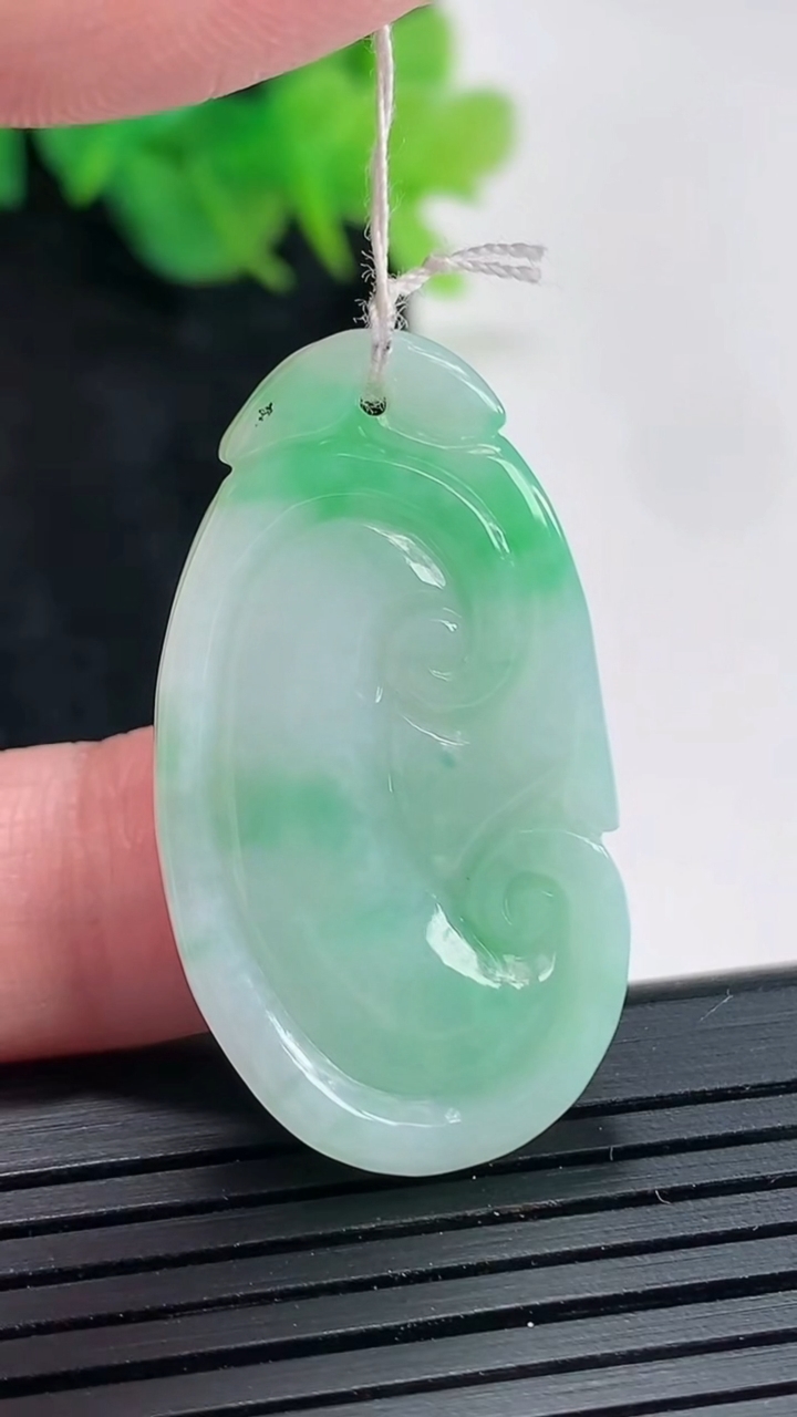 天然A货翡翠如意吊坠，尺寸36-20-5.6重量:8.95g
4月21日