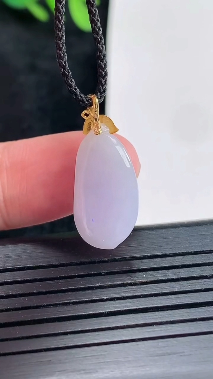 天然A货翡翠18k金紫罗兰福瓜吊坠，尺寸20-10-5.2重量:2.12g
4月21日