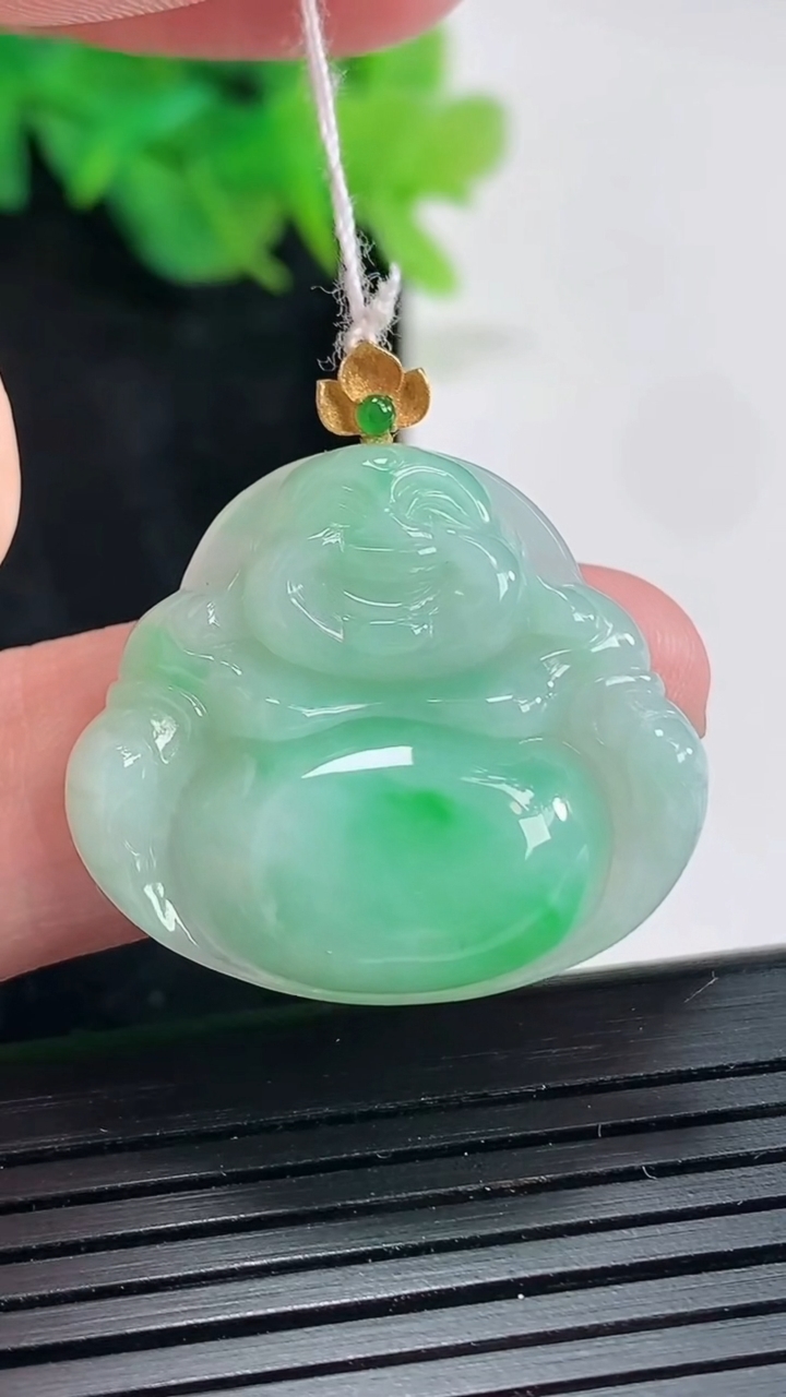 天然A货翡翠佛公吊坠，尺寸25-28.6-5.2重量:5.95g
4月21日