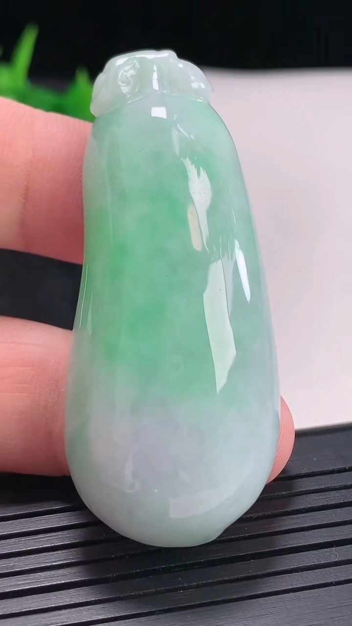 天然A货翡翠福瓜吊坠，尺寸56.5-24-11.6重量:30.39g
4月21日