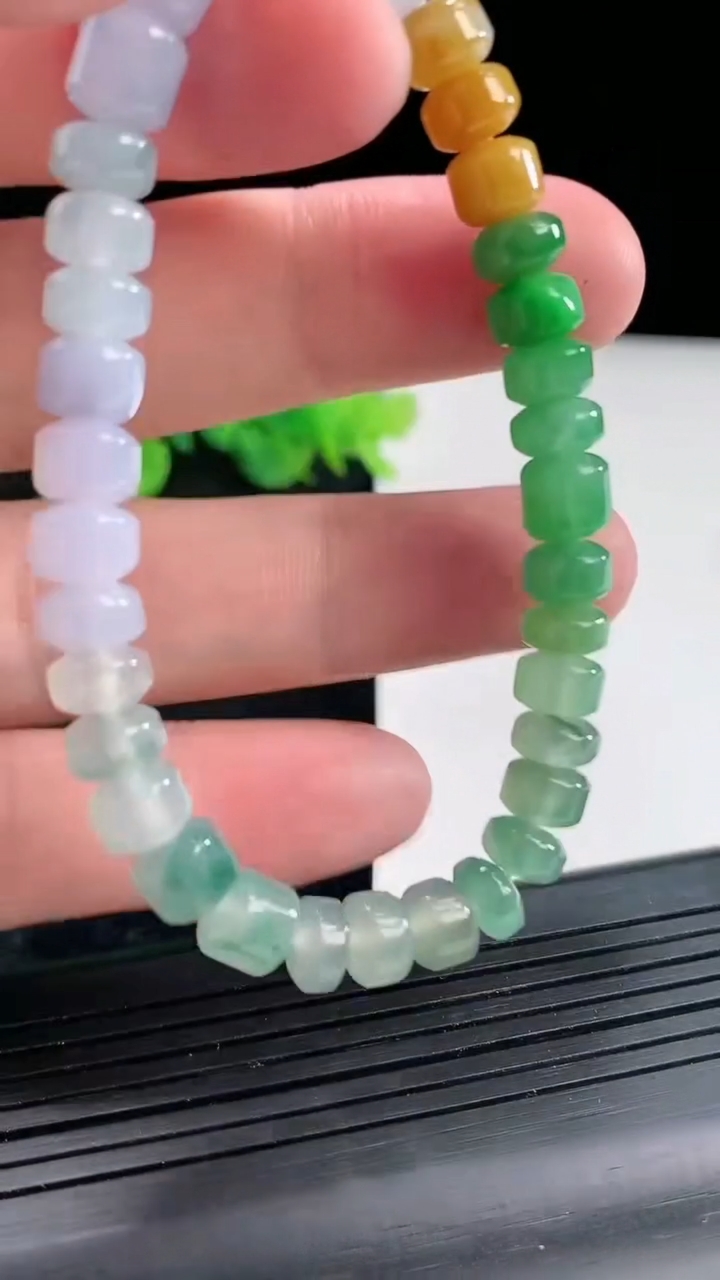 天然A货翡翠三彩路路通手串，尺寸7-6-35颗重量:18.70g4月21日
工厂直销收藏佳品,种好水足，色泽均匀，有种有色，上手高大气！