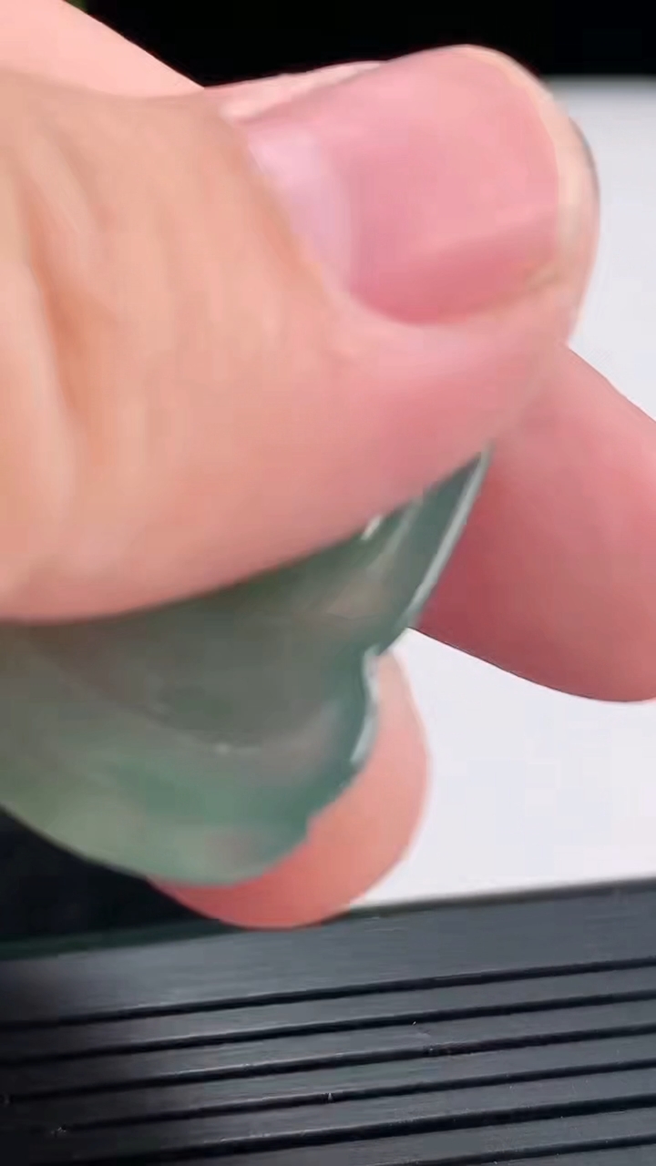 天然A货翡翠素衣观音吊坠，尺寸42-27-5.2重量:10.94g
4月21日