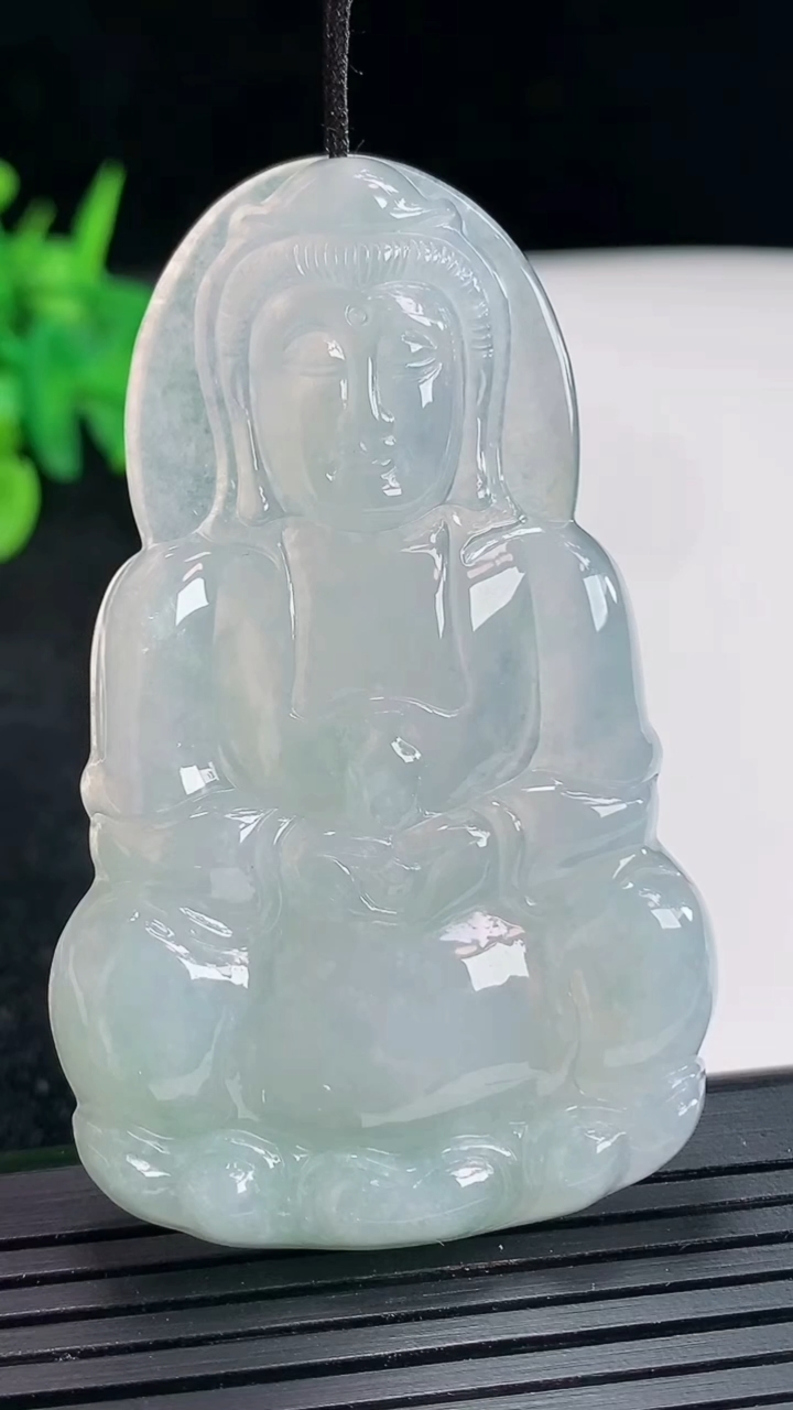 天然A货翡翠正装观音吊坠，尺寸61-37.6-5.5重量:23.82g
4月21日