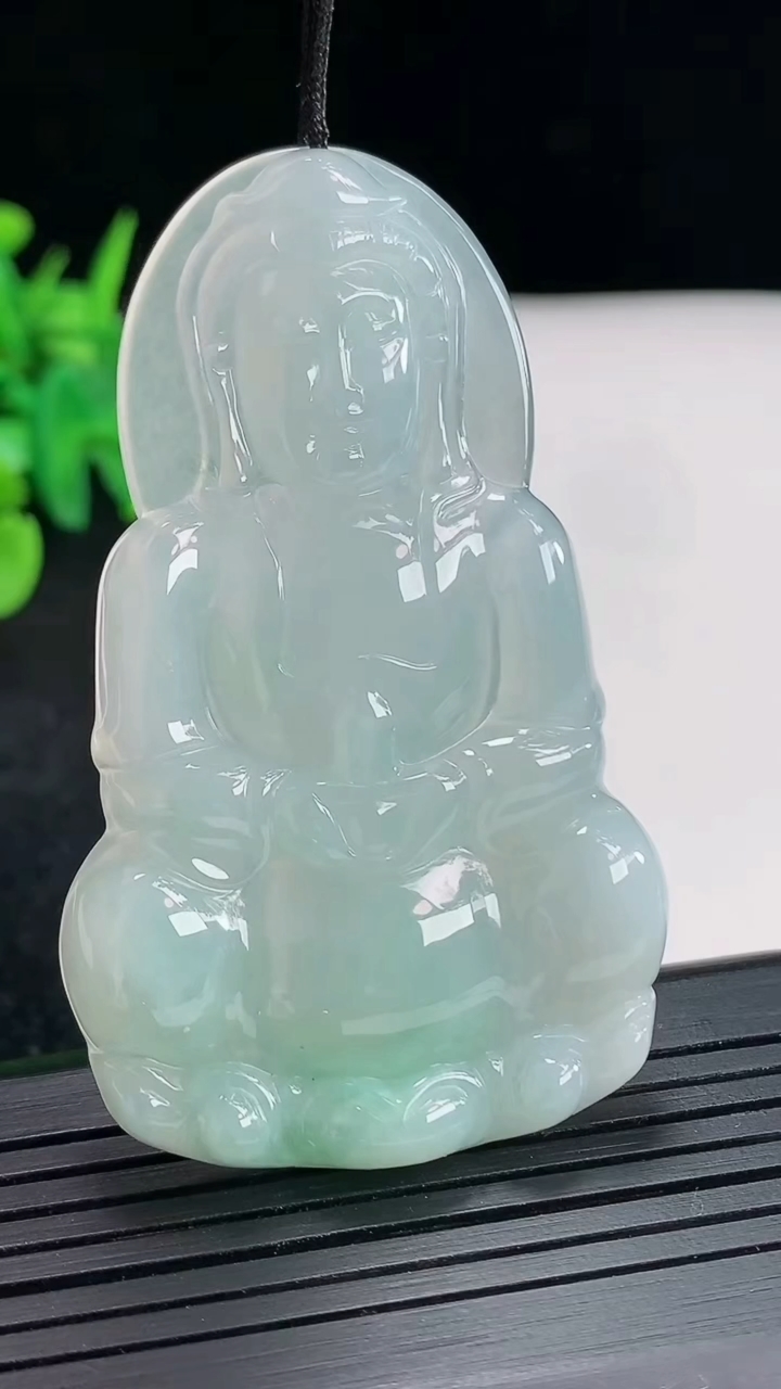 天然A货翡翠正装观音吊坠，尺寸61-37-6重量:21.68g
4月21日