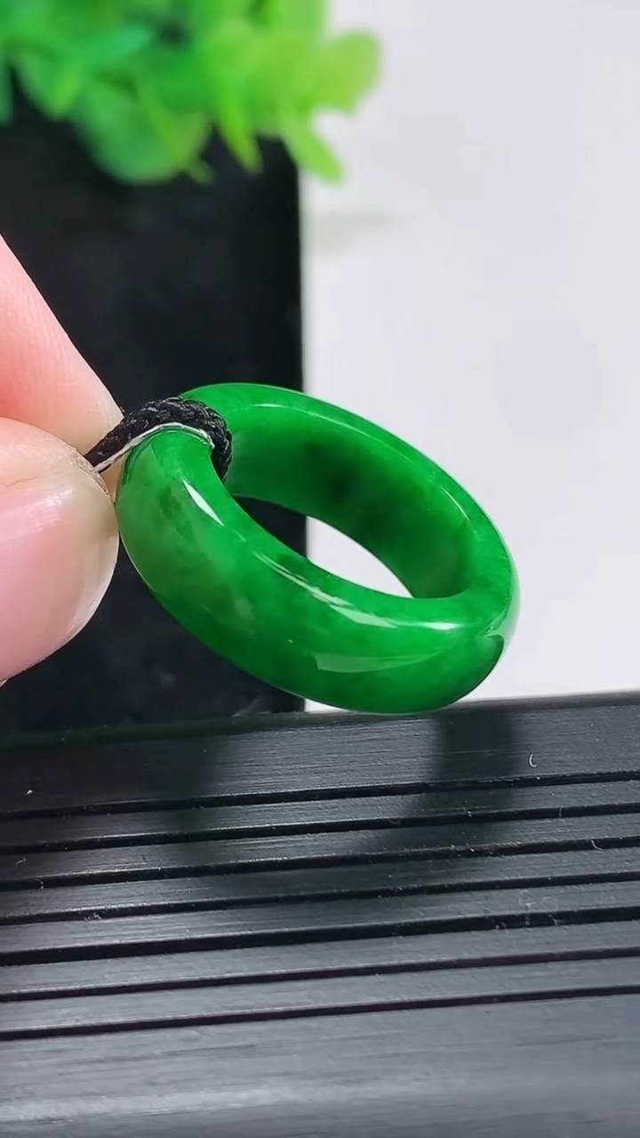 天然A货翡翠玉指环 戒指，尺寸17.6-7-3.8重量:5.67g2026年4月21日
工厂直销收藏佳品,种好水足，色泽均匀，有种有色，上手高大气！