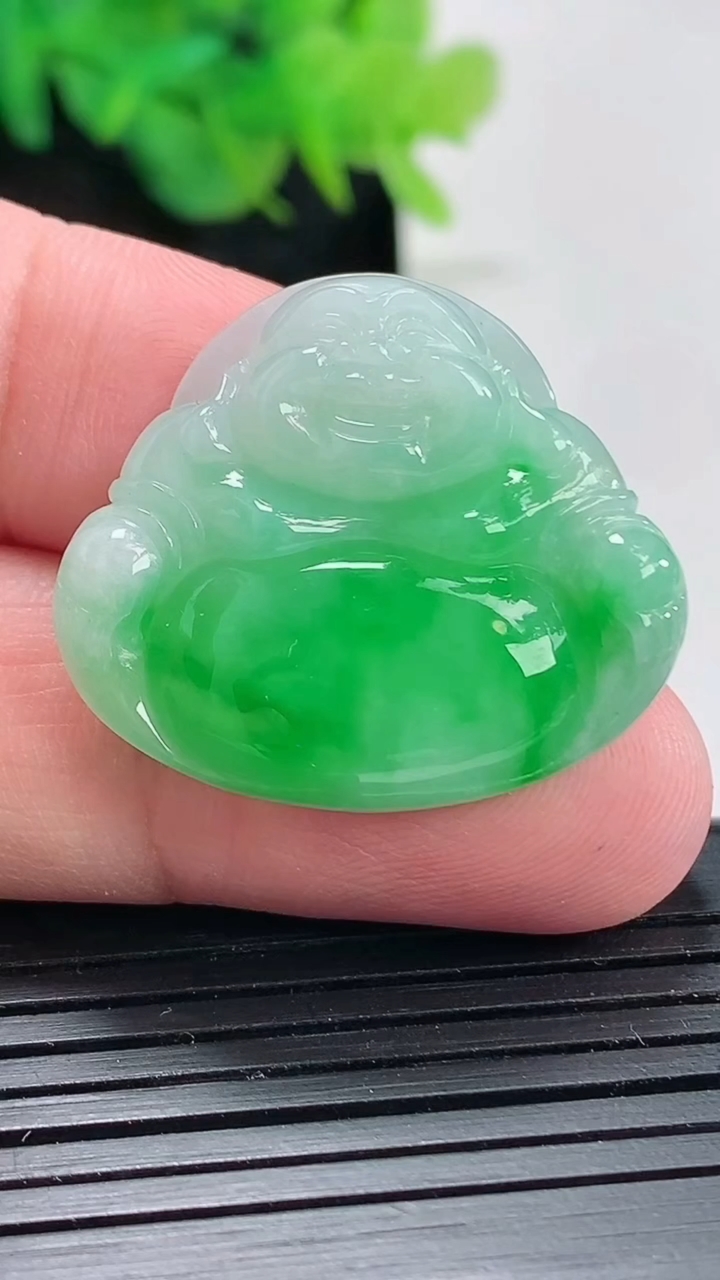 天然A货翡翠佛公吊坠，尺寸26-30-5.5重量:7.71g
4月21日