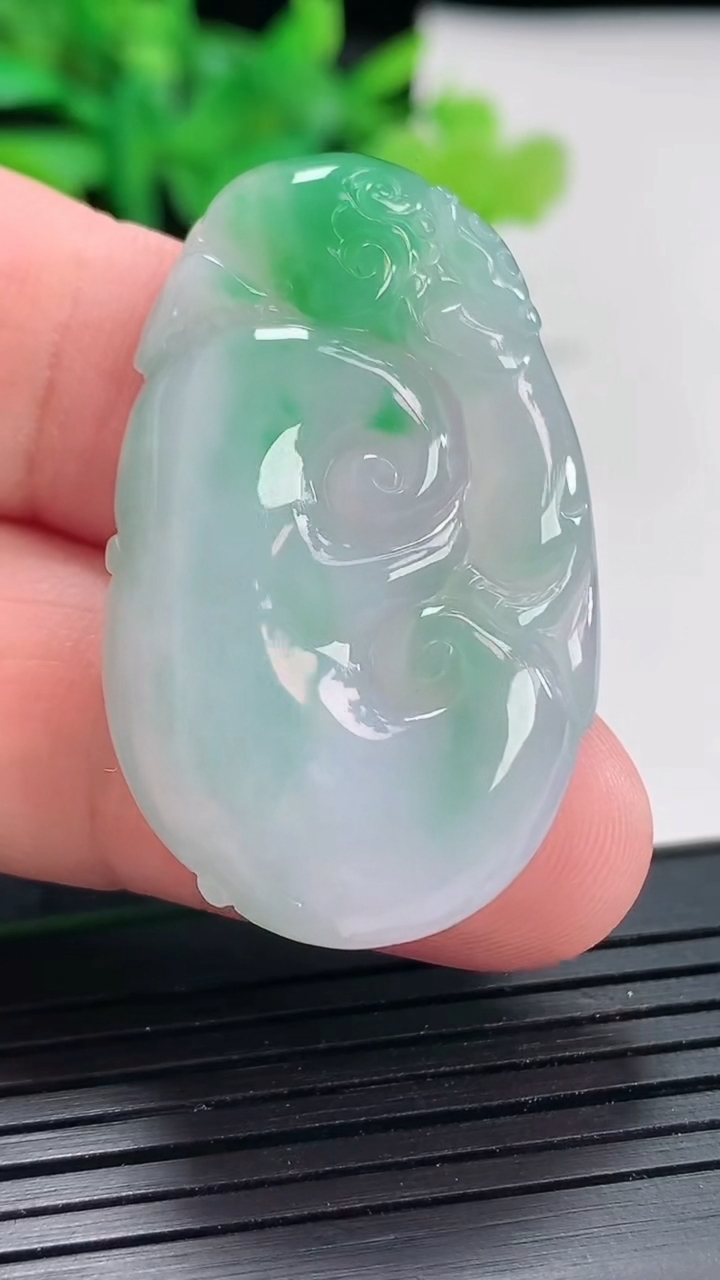 天然A货翡翠如意吊坠，尺寸40.5-24.5-5.8重量:10.66g
4月21日