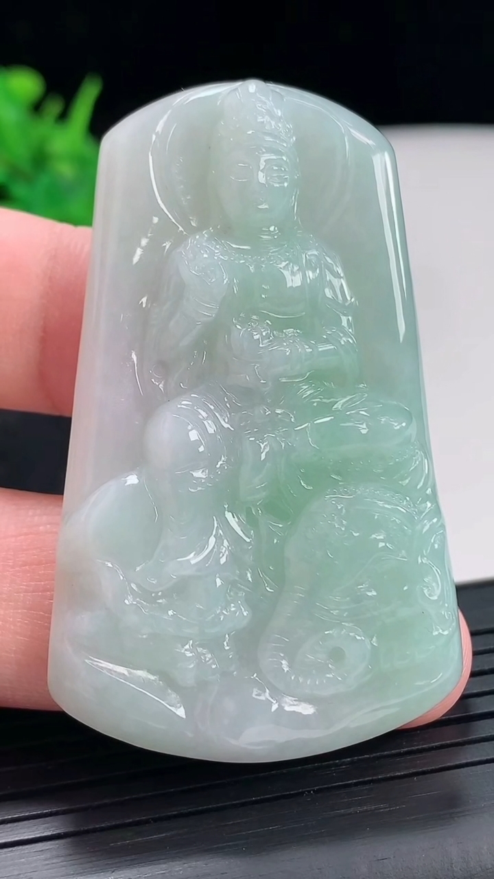 天然A货翡翠普贤菩萨吊坠，尺寸57-35-6.6重量:24.12g
4月21日