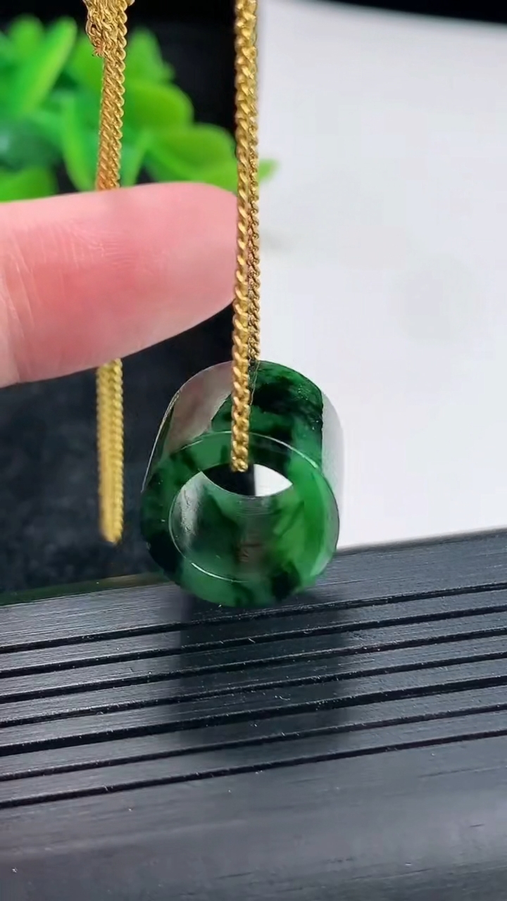 天然A货翡翠路路通吊坠，尺寸15.6-13重:4.63g474
4月21日