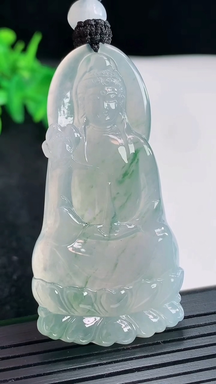 天然A货翡翠种飘花大势至菩萨吊坠，尺寸57.5-29.6-5重量:21.55g
4月21日