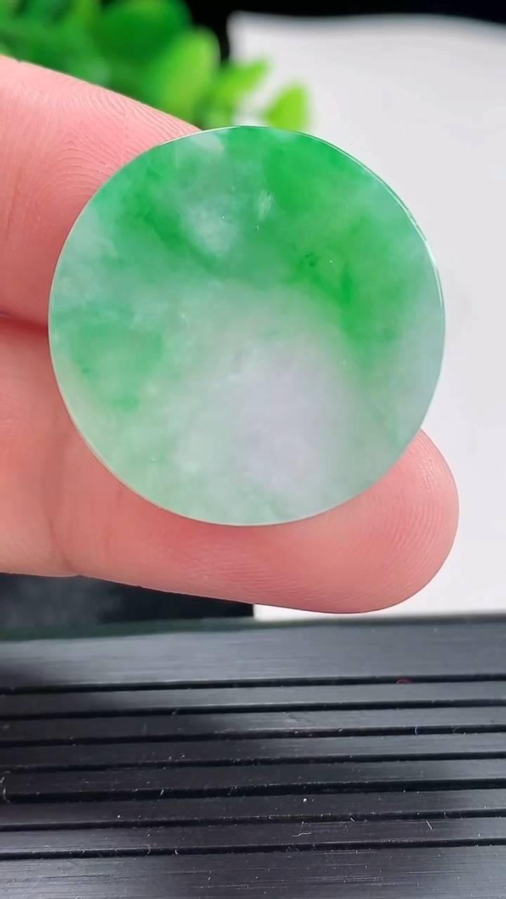 天然A货翡翠无事牌吊坠，尺寸26-2.8重量:5.35g
4月21日