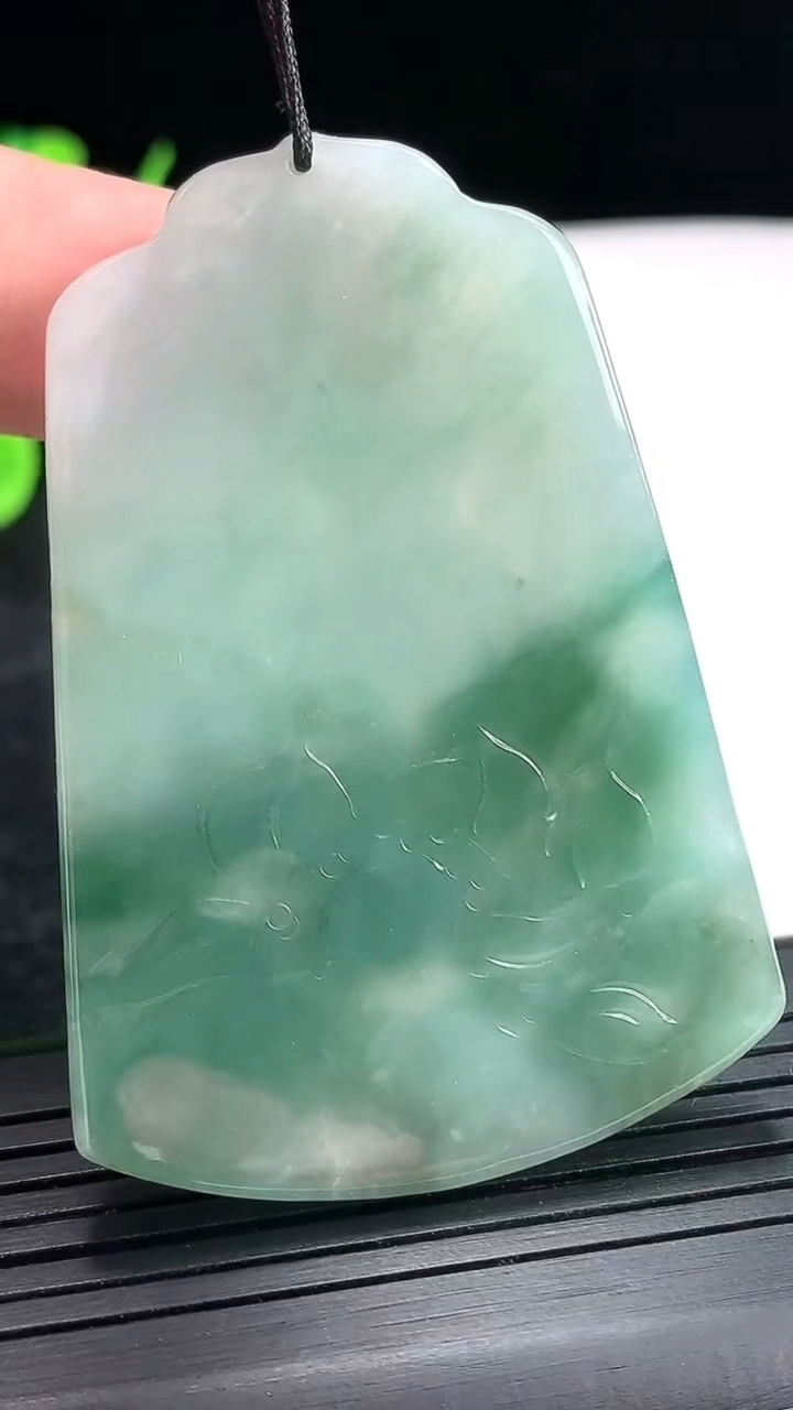 天然A货翡翠飘花文殊菩萨吊坠，尺寸59.5-41.5-5.8重量:30.28g
4月21日