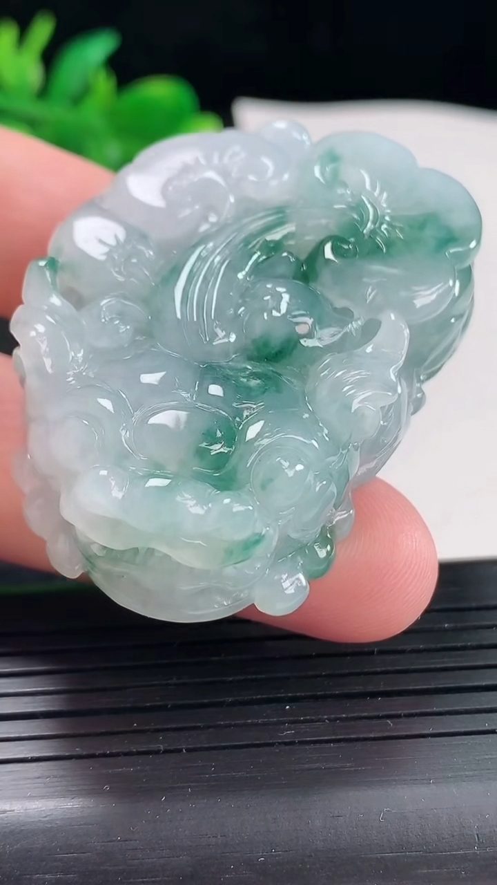 天然A货翡翠飘花貔貅吊坠，尺寸50.6-32.5-15重量:61.34g
4月21日