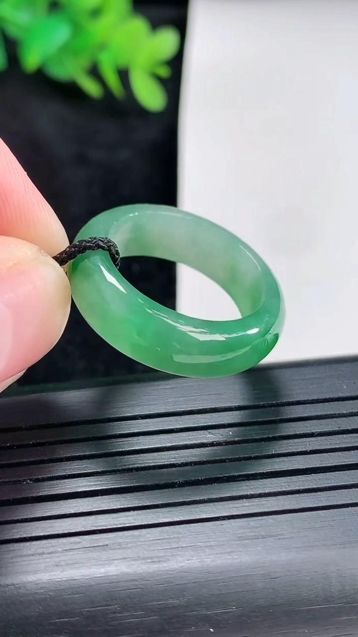 天然A货翡翠玉指环 戒指，尺寸19.2-7-4重量:5.46g2026年4月21日
工厂直销收藏佳品,种好水足，色泽均匀，有种有色，上手高大气！
