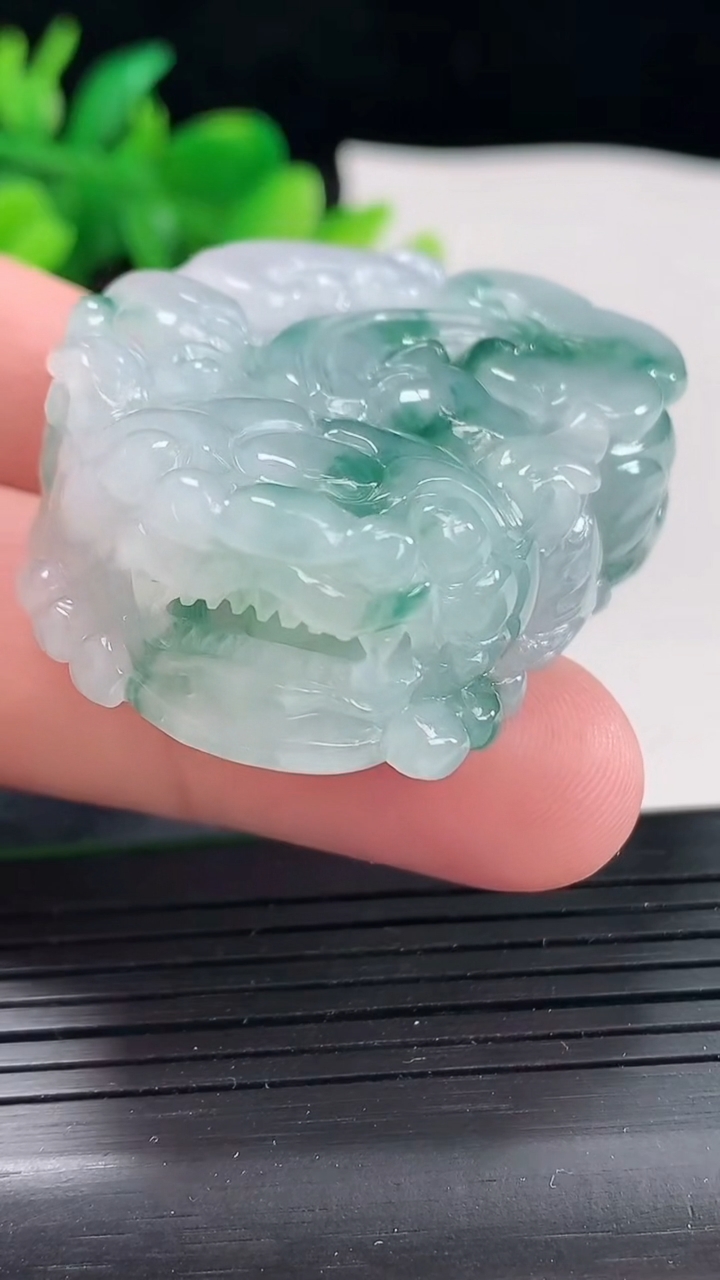 天然A货翡翠飘花貔貅吊坠，尺寸50.6-32.5-15重量:61.34g
4月21日