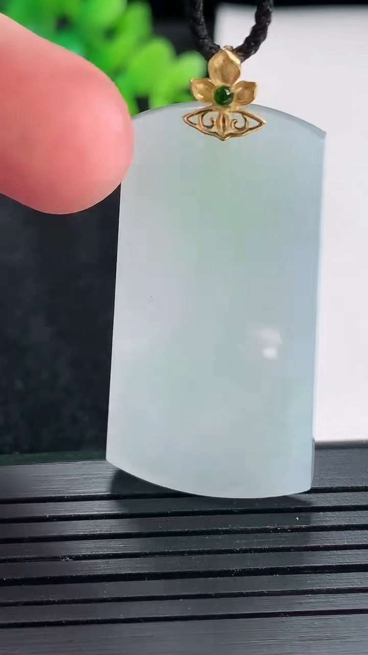 天然A货翡翠18k金春带彩 紫罗兰无事牌吊坠，尺寸41.5-22-3.5重量:10.36g
4月21日