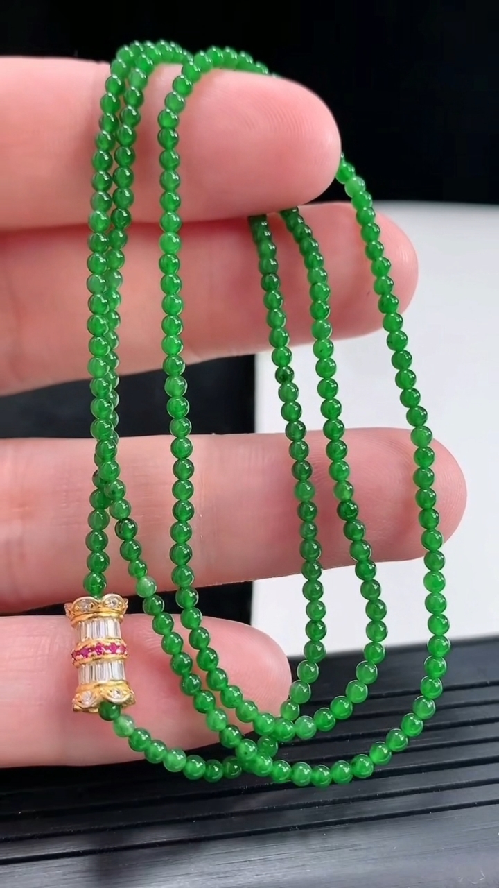 天然A货翡翠小米珠项链，尺寸2-245颗重量:5.69g
4月21日