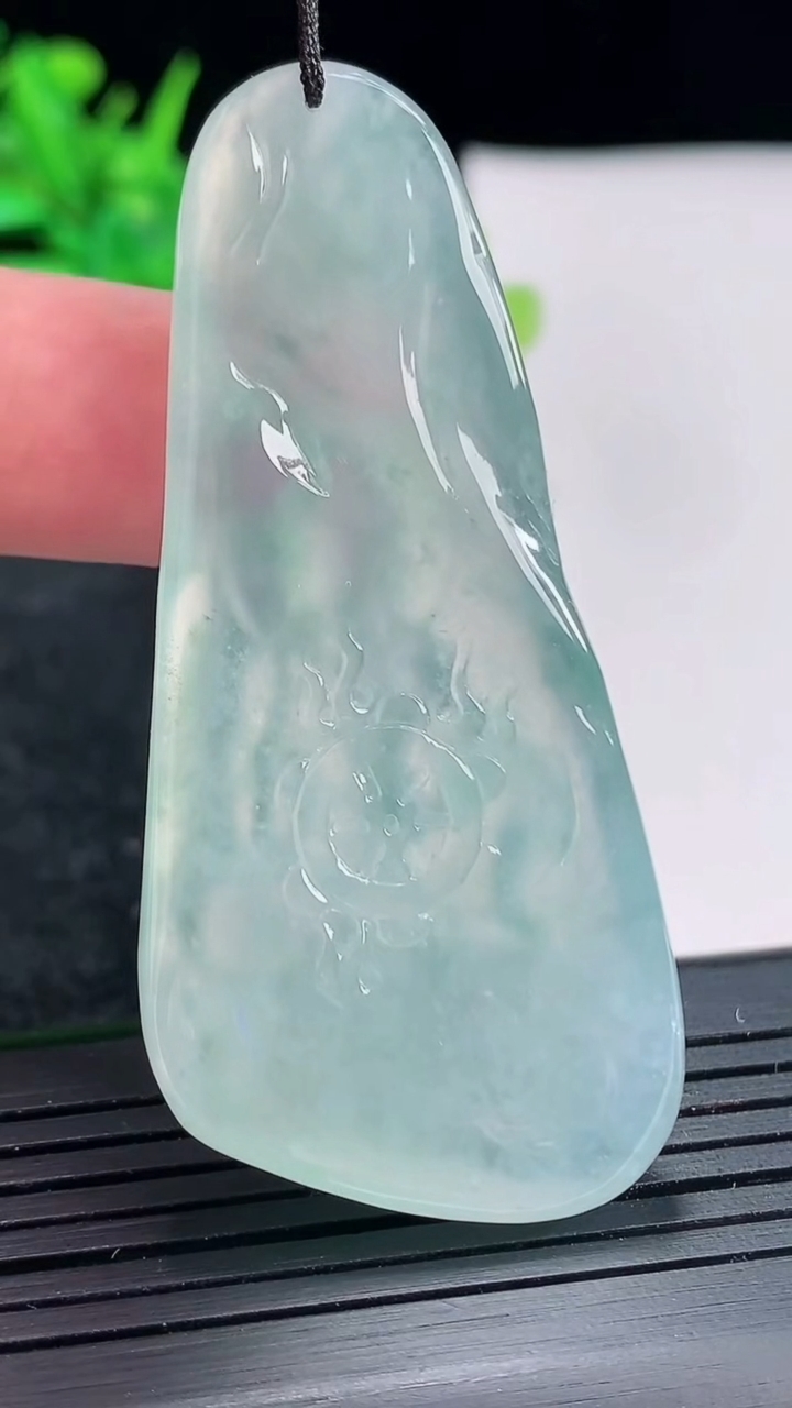 天然A货翡翠观音菩萨吊坠，尺寸58.5-28-7.2重量:22.66g
4月21日