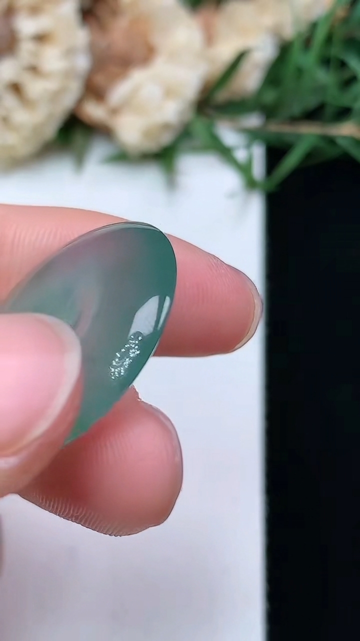 天然A货翡翠平安扣吊坠，尺寸23.6-4.3，重量:4.82g
4月21日