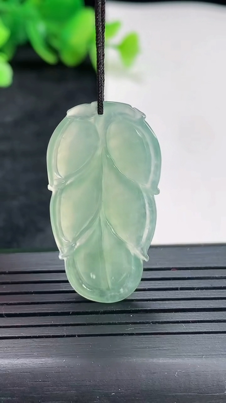 天然A货翡翠金枝玉叶 叶子吊坠，尺寸35-19.5-3.5重量:4.68g
4月21日