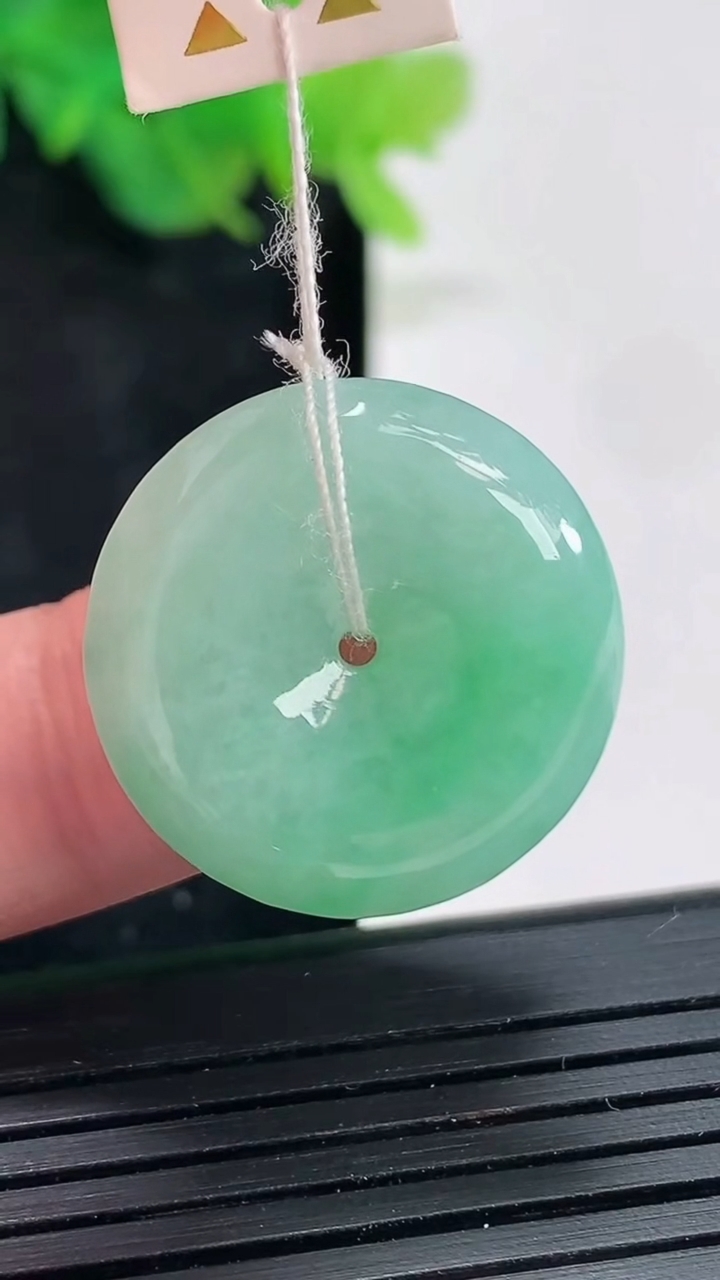 天然A货翡翠平安扣吊坠，尺寸23-6.2重量:6.93g
4月21日