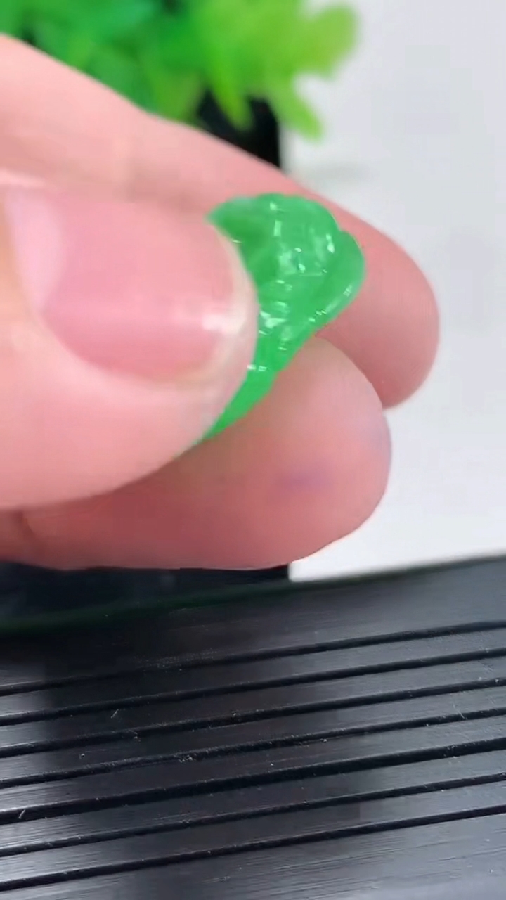 天然A货翡翠佛公吊坠，尺寸24.5-25-5.5重量:5.16g
4月21日