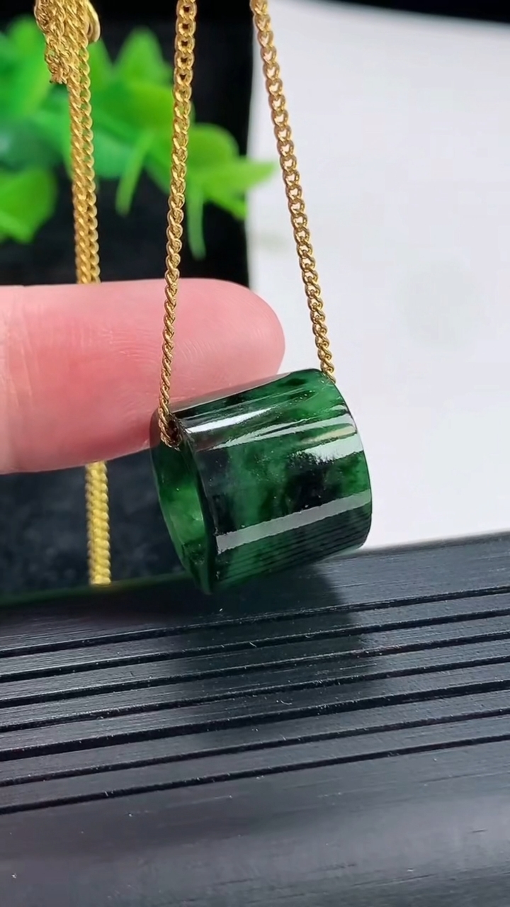 天然A货翡翠路路通吊坠，尺寸15.6-13重:4.63g474
4月21日