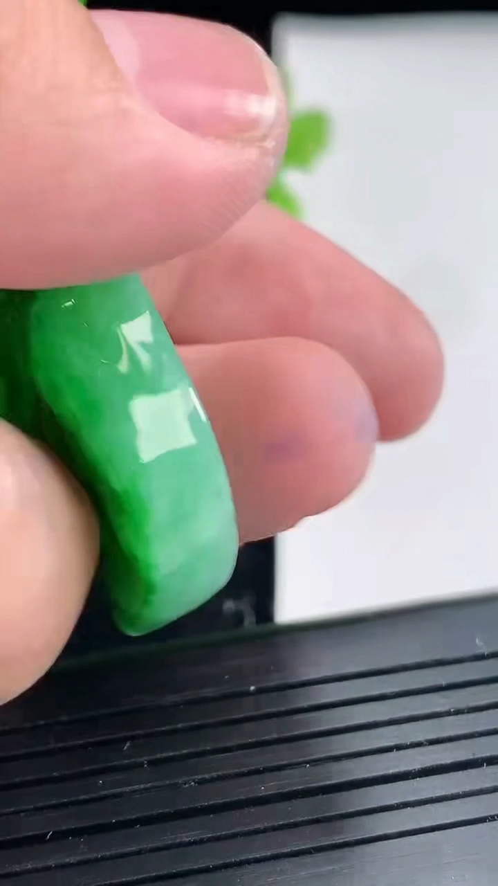 天然A货翡翠和和美美 荷叶鱼吊坠，尺寸49-27-7.8重量:20.15g
4月21日