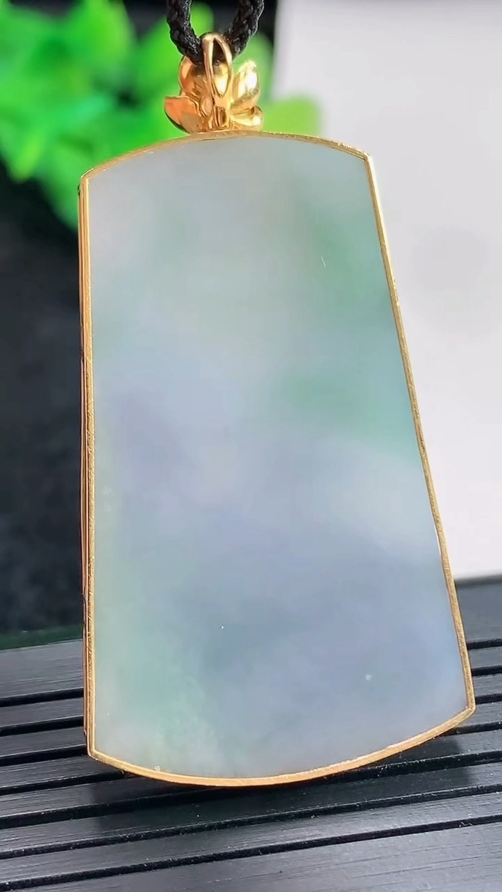 天然A货翡翠18k金春带彩 紫罗兰无事牌吊坠，尺寸49-25.6-4，裸石42-25重量:11.75g
4月21日