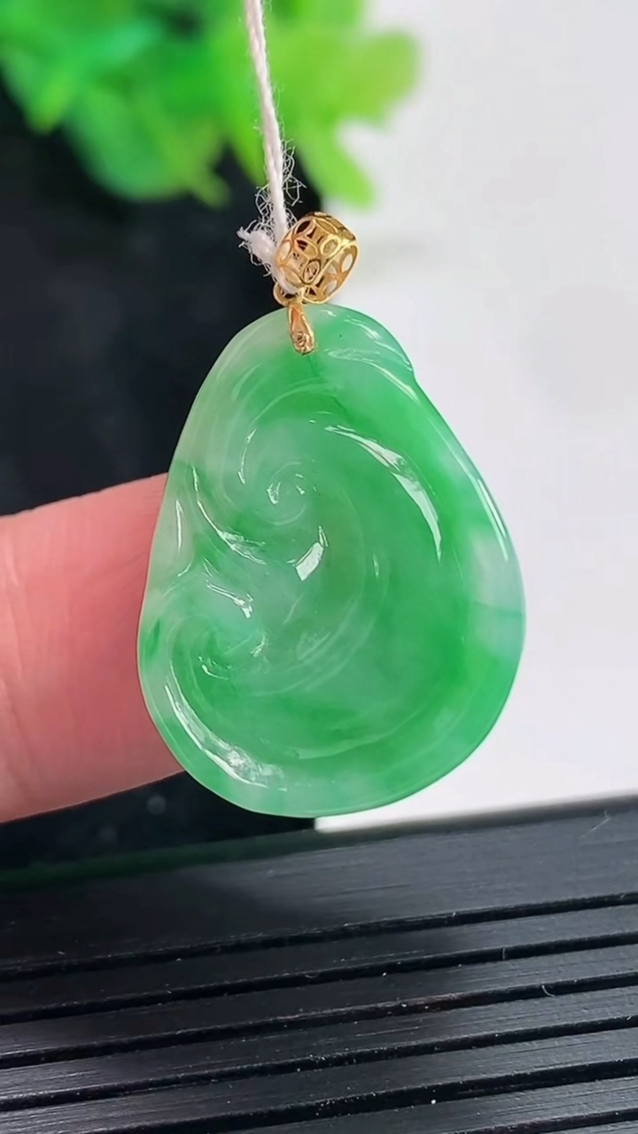 天然A货翡翠如意吊坠，尺寸21-17-4.5重量:3.48g
4月21日