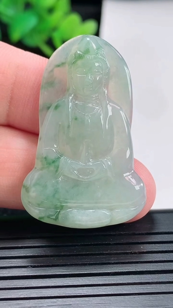 天然A货翡翠素衣观音吊坠，尺寸40.5-26-4重量:7.40g
4月21日