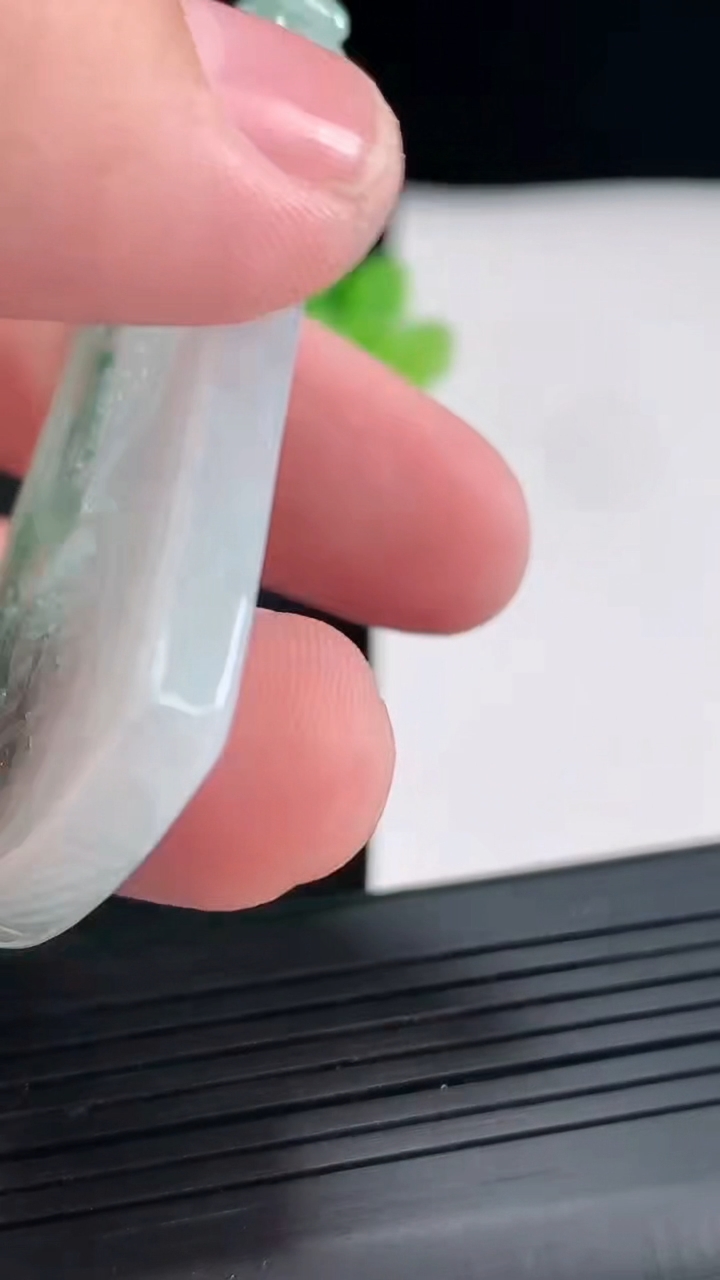 天然A货翡翠飘花仿古无事牌吊坠，尺寸59-32.5-5重量:21.48g
4月21日