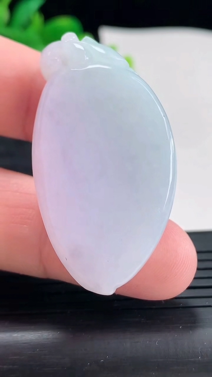 天然A货翡翠春带彩 紫罗兰福瓜吊坠，尺寸47-24-12重量:27.13g
4月21日